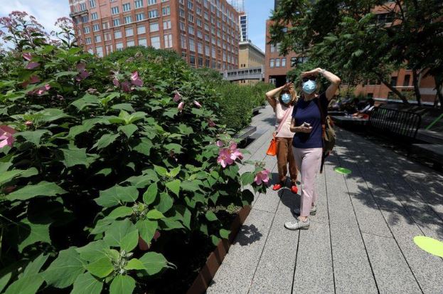 امرأتان تضعان كمامتين في نيويورك يوم 16 يوليو 2020. تصوير: مايك سيجار - رويترز